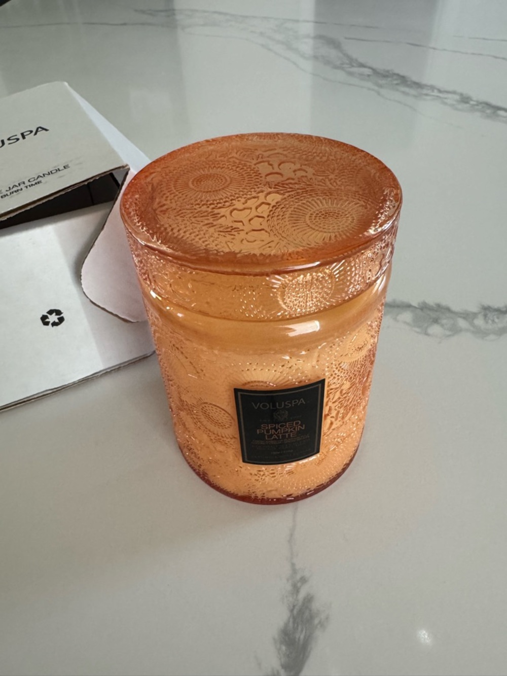 Voluspa Spiced Pumpkin Latte Candle - Amber Gold Glass 18 oz NEW - Picture 3 of 8